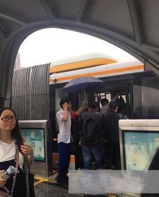 雨中的乘客,雨中乘客的温情邂逅  第2张